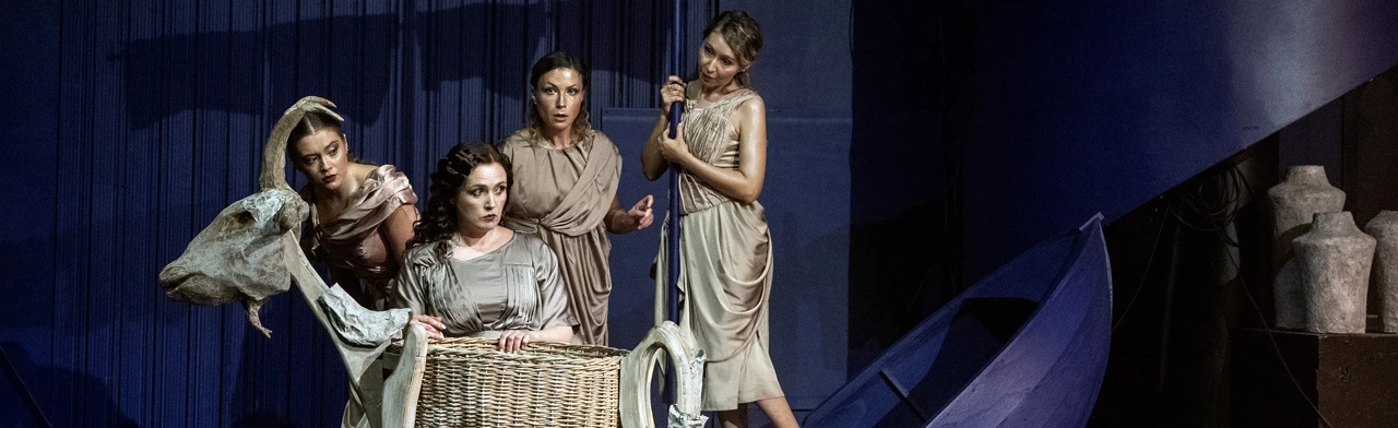 Постер Четыре девушки в Москве