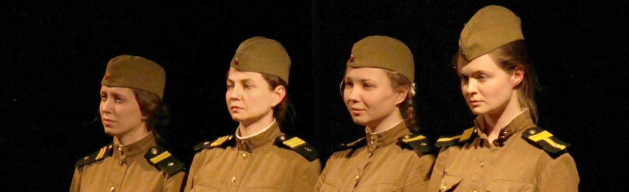 Постер Это, девушки, война в Москве