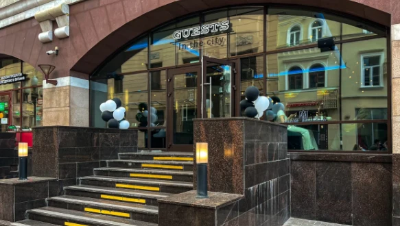 Постер Guests in the city