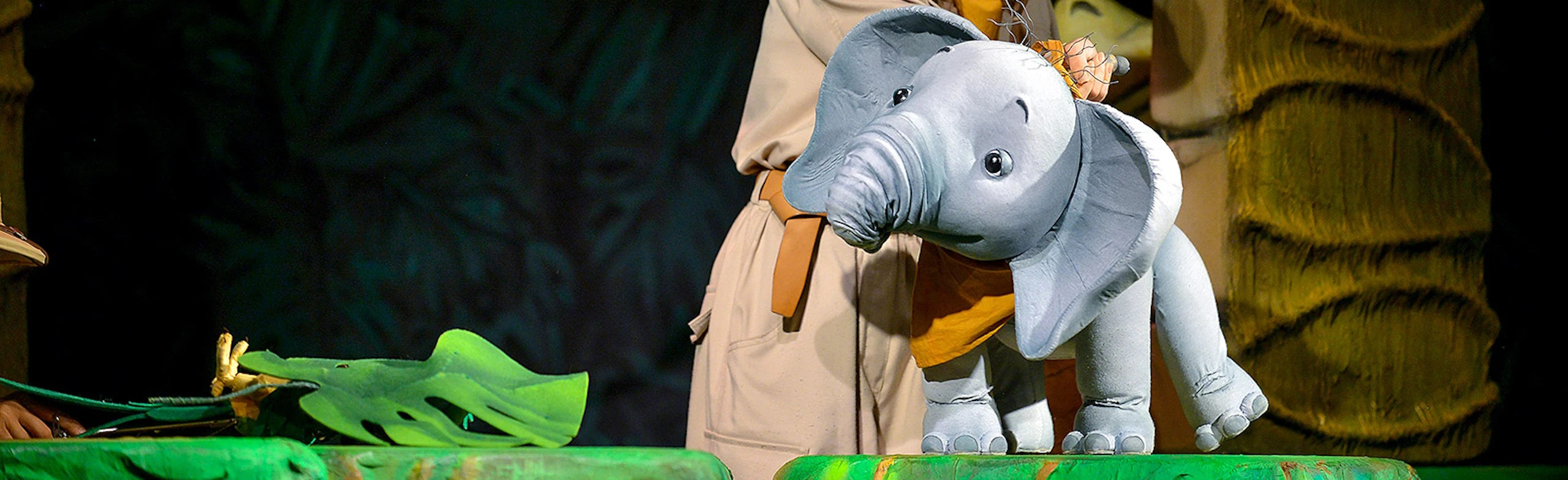 Постер Любопытный слонёнок (г. Омск) в Москве