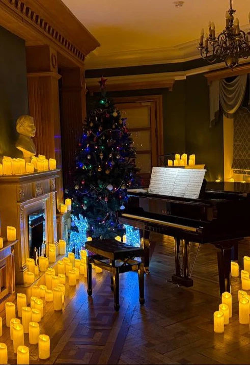 Постер Магия музыки при свечах. Кругосветное путешествие за один вечер в Москве