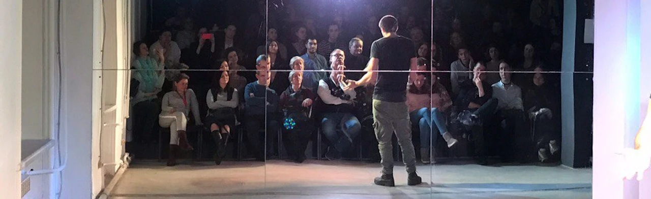 Постер Взрослые снаружи