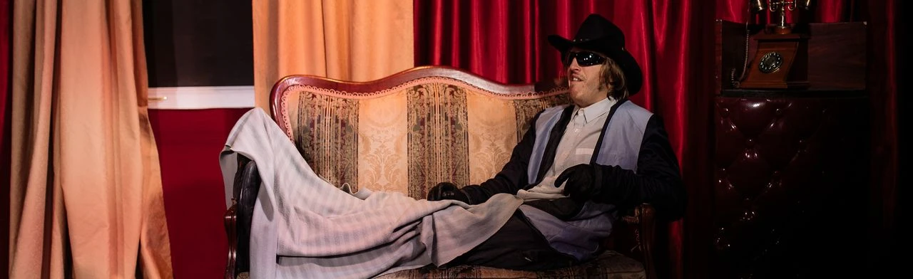 Постер Он. Она. Окно в Москве