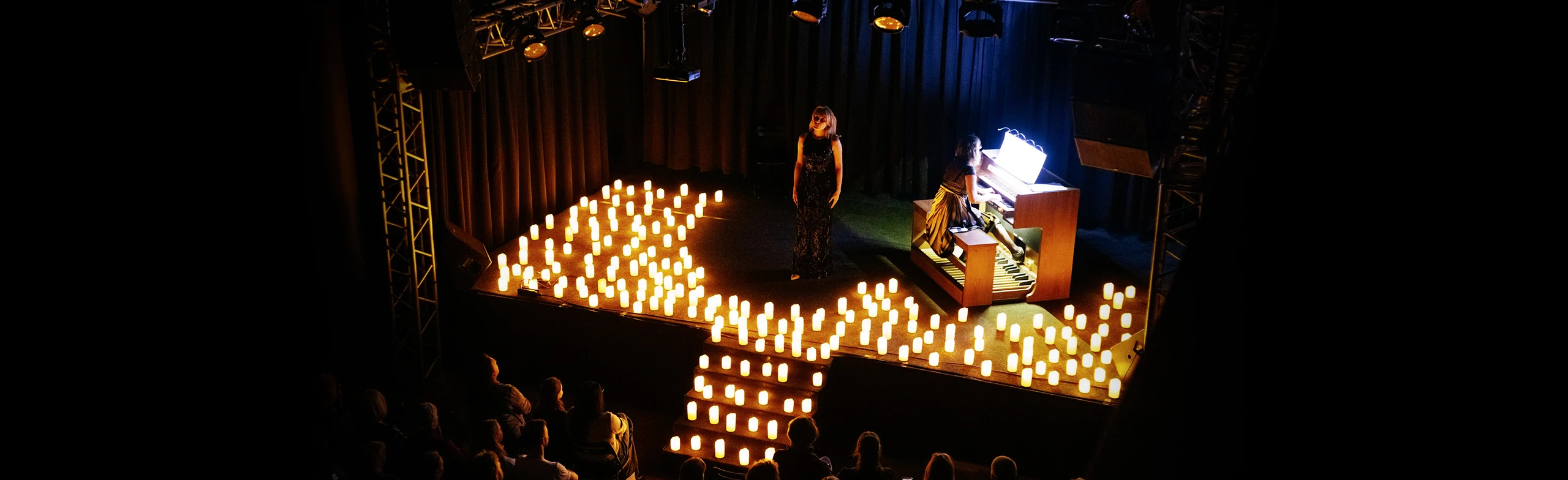 Постер Орган при свечах