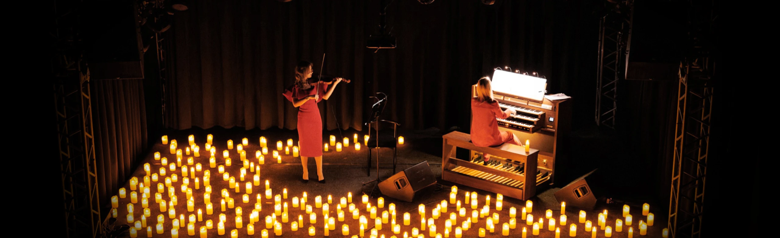 Постер Эйнауди на органе при свечах