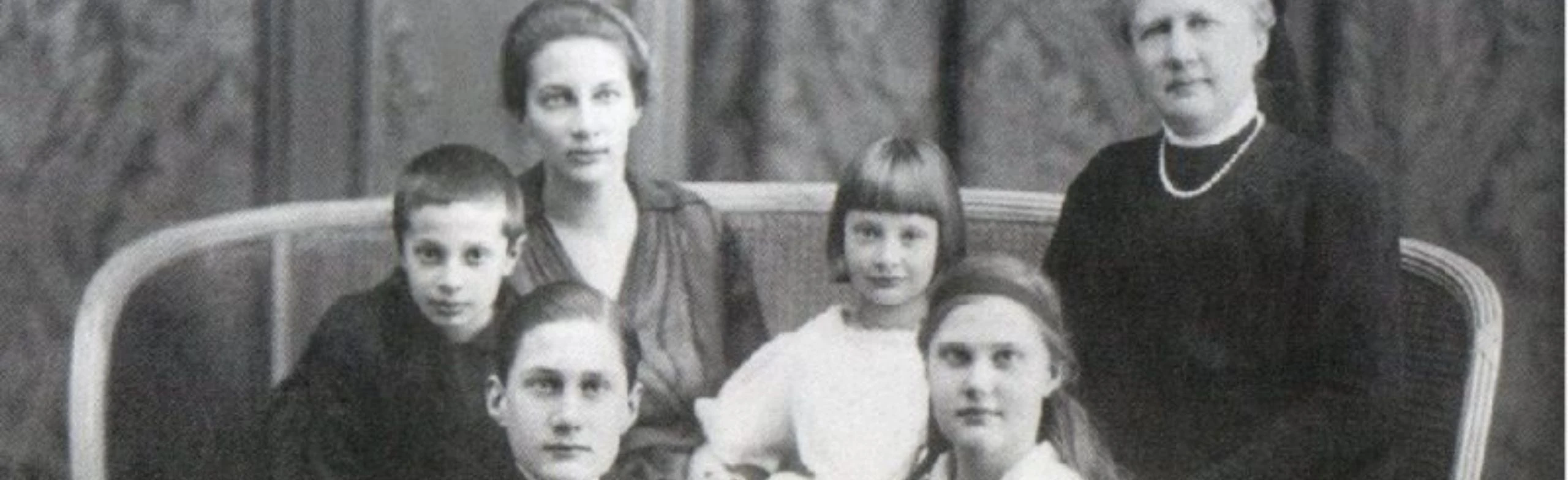 Постер Романовы после 1917 года: закат династии в Москве