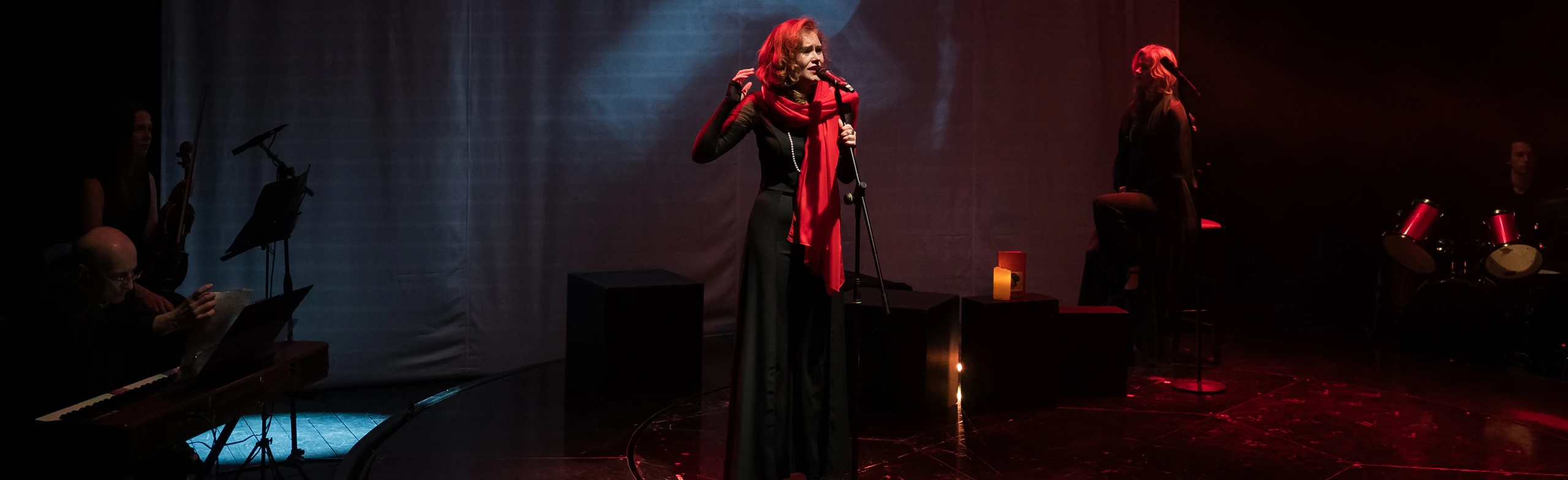 Постер Жизнь, кажется, висит на волоске