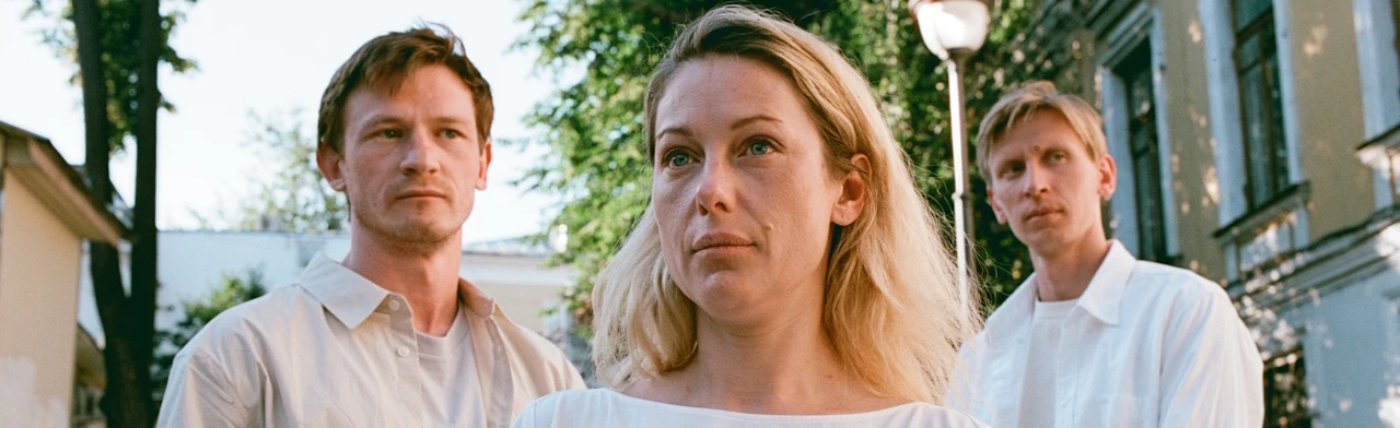 Постер Летние осы кусают нас даже в ноябре