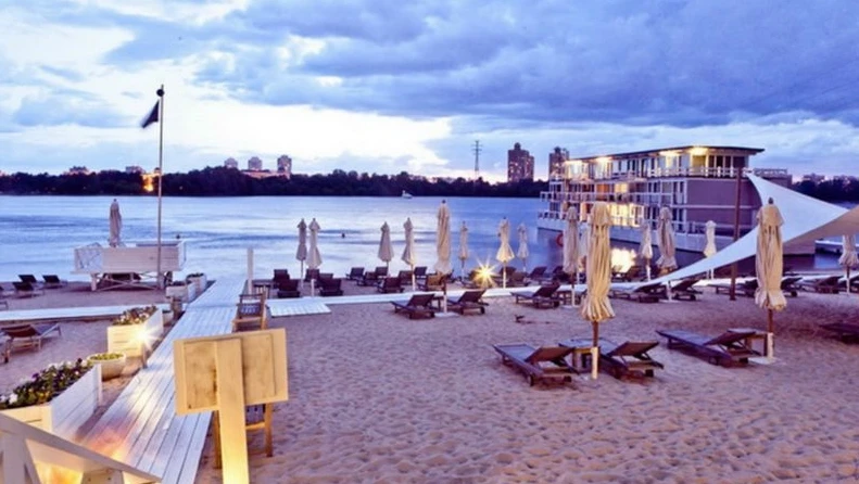 Постер Royal Bar