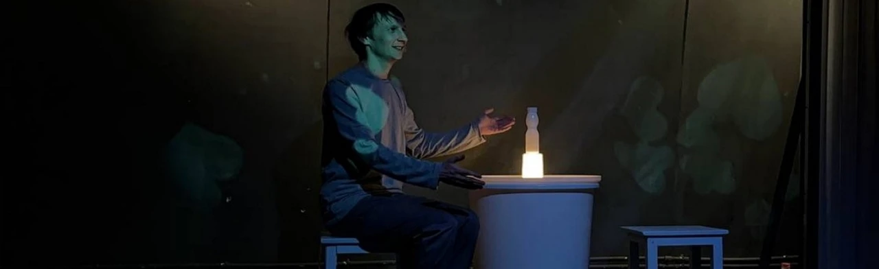 Постер Заходит андроид в бар