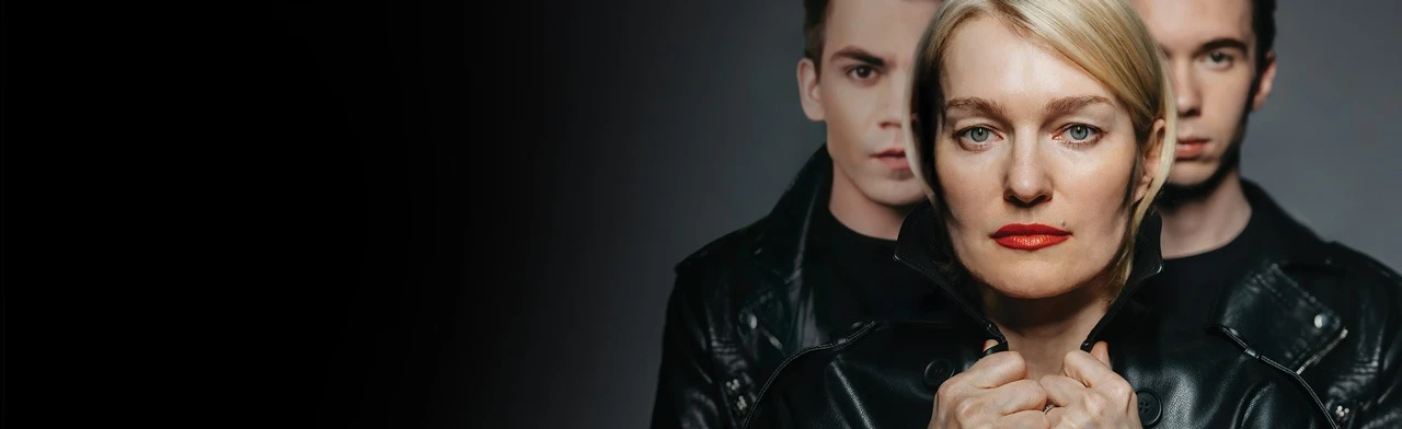 Постер Это все она