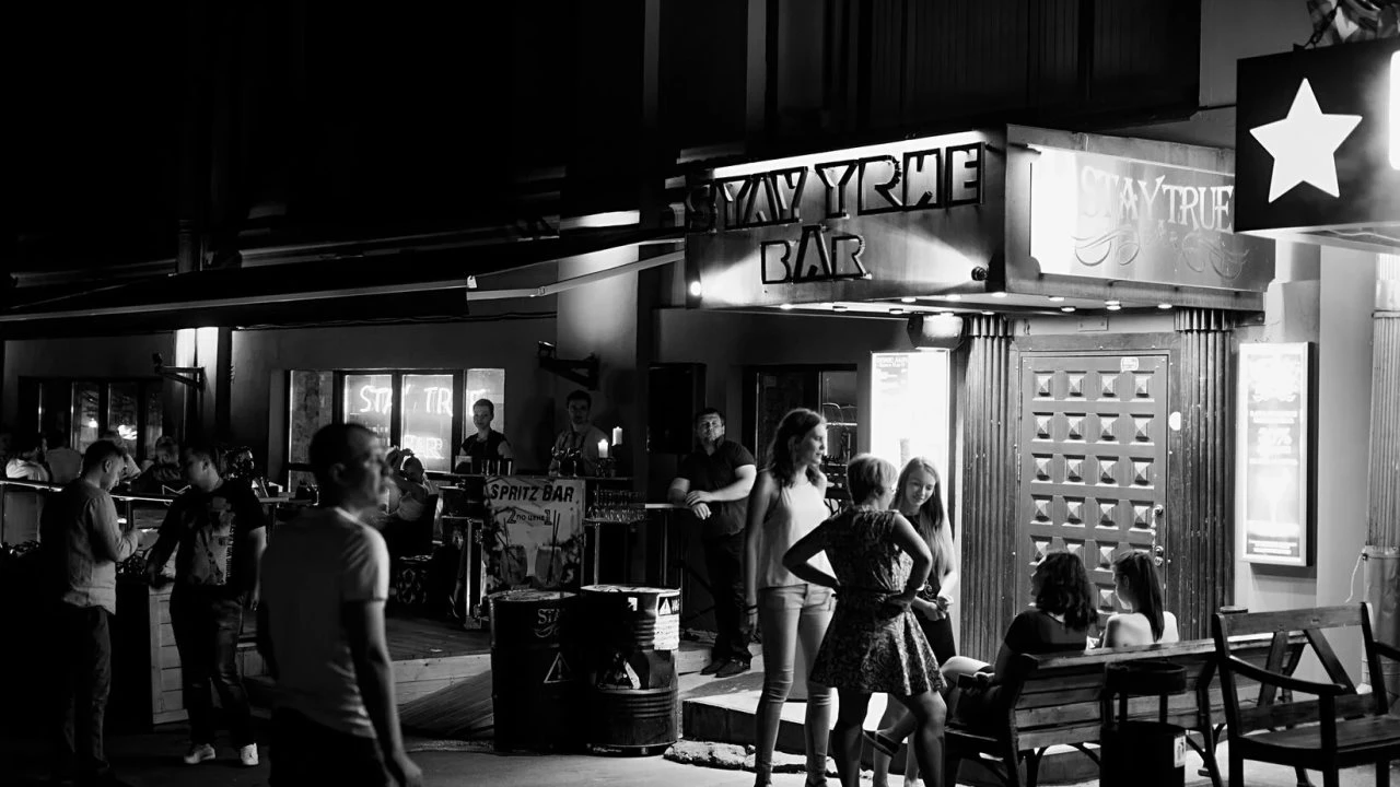 Постер Stay True Bar