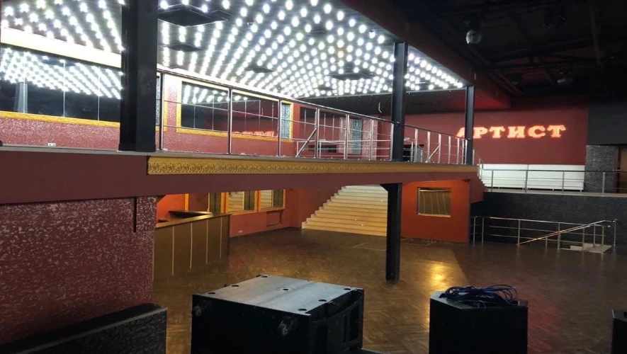 Постер Артист Hall