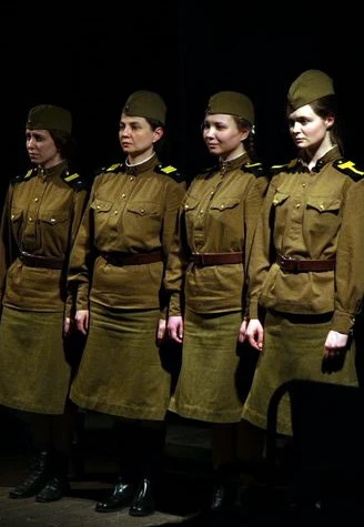 Постер Это, девушки, война в Москве