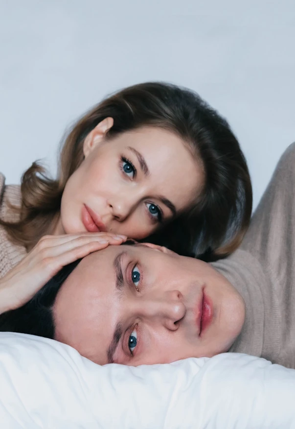 Постер Двое на качелях в Москве