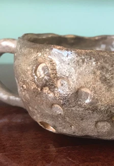 Постер Космическая чашка. Музейное занятие по лепке в выставочном пространстве в Оренбурге