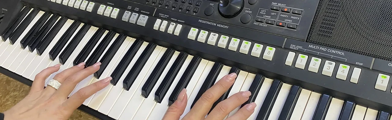 Постер Живой звук. Мастер-класс по игре на синтезаторе для начинающих в Оренбурге