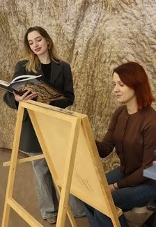 Постер Женщины за мольбертом: Книжная выставка в Саранске