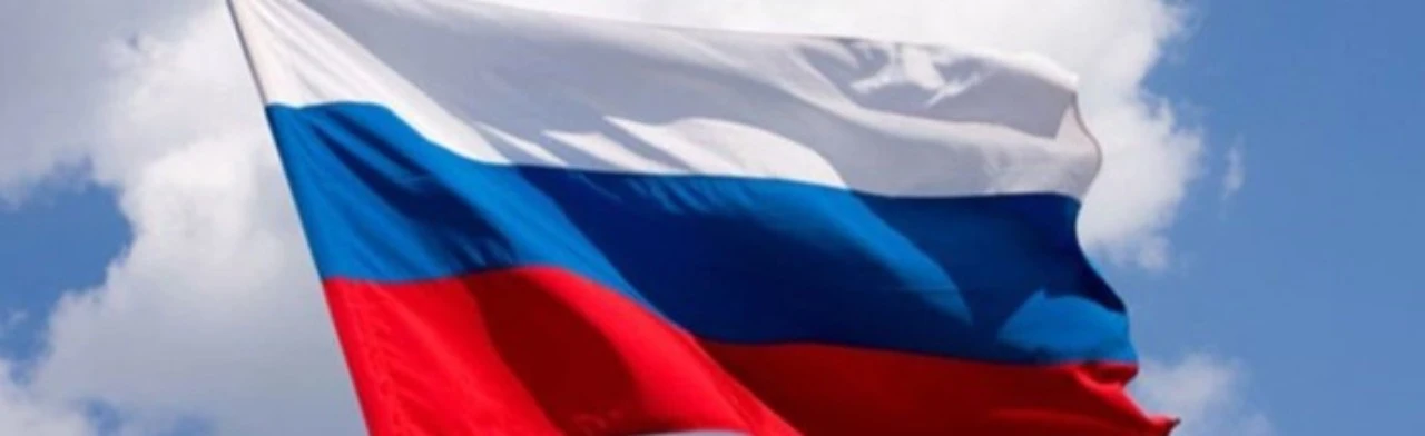 Постер Гордо реет флаг России в Саранске