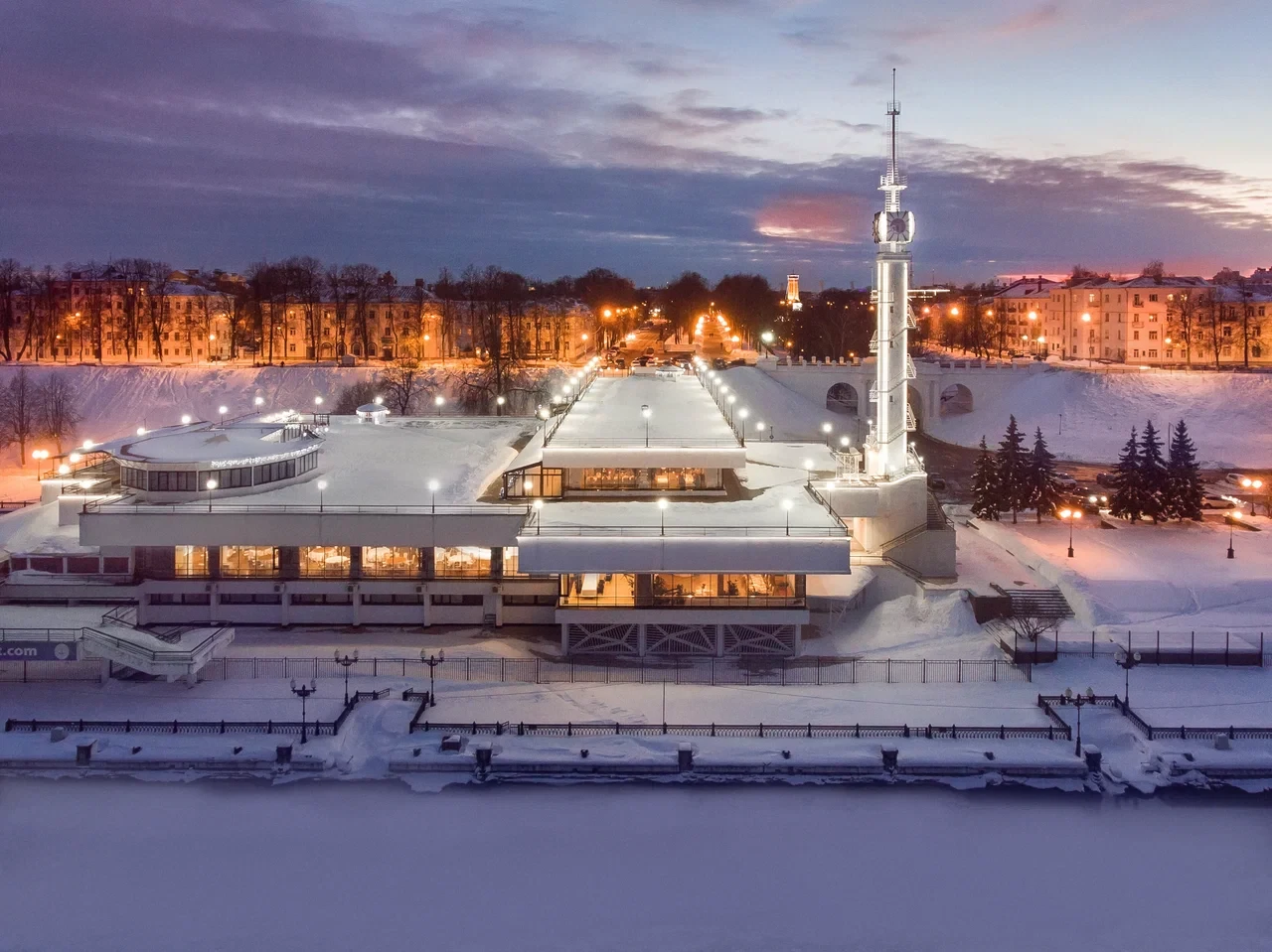 Постер Место сбора - Речной Вокзал, у входа в ресторан Волга