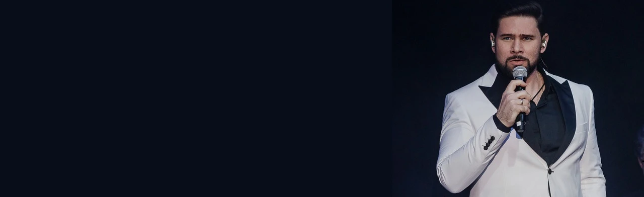 Певец у микрофона. Сольный концерт заслуженного артиста Краснодарского края Николая Колчевского