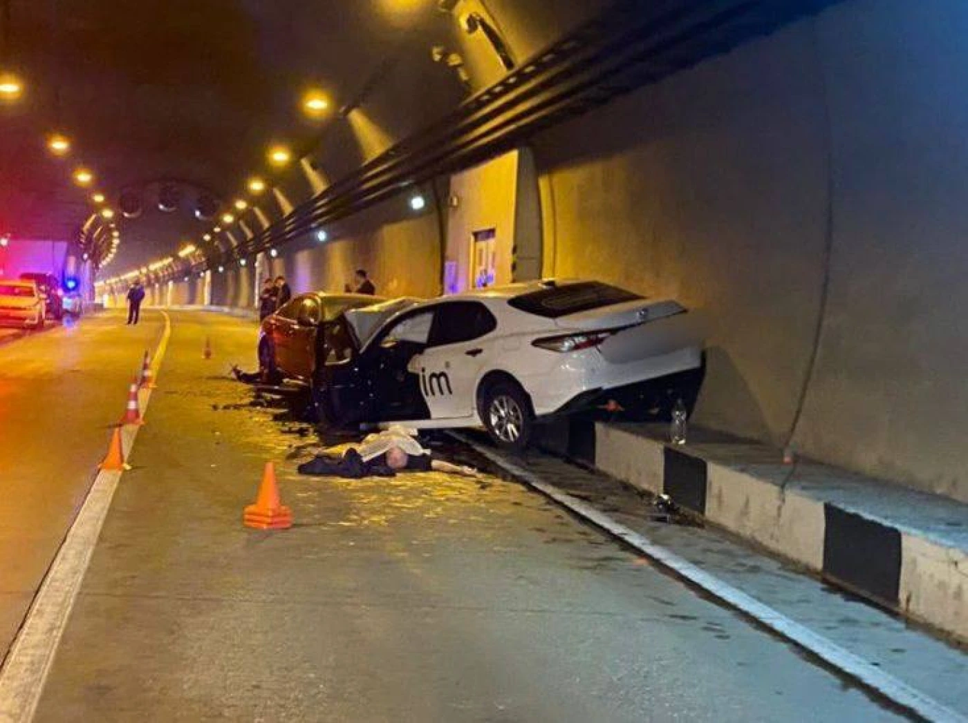 Постер Лобовое столкновение в тоннеле под Сочи: один человек погиб